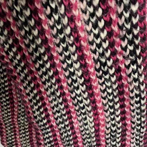 Reversible Chunky Knit Scarf - Picture 5 of 7